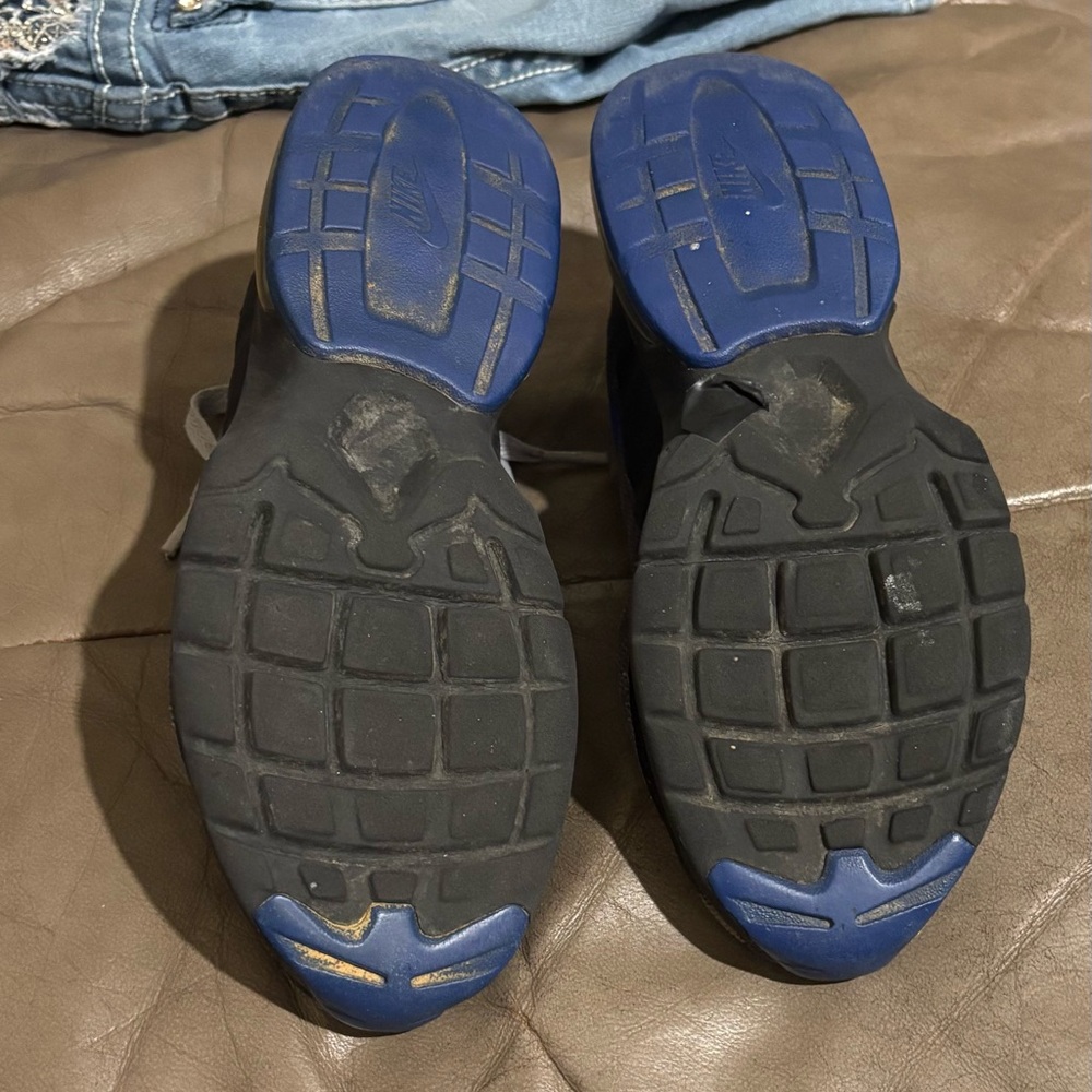 🎊 SOLD 🎊 Nike 4.5/Children youth Sneakers in Gray&Black with Blue Accents - Picture 4 of 9
